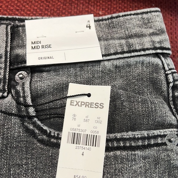 BRAND NEW, never worn black Express jean shorts. Button and zip closure. Size 4 - Picture 3 of 6